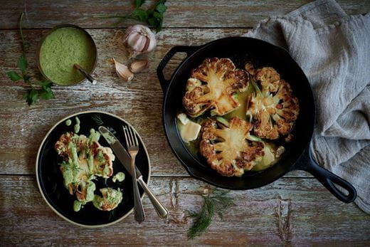 recipe image chou-fleur-roti-avec-tahini-aux-herbes-vertes